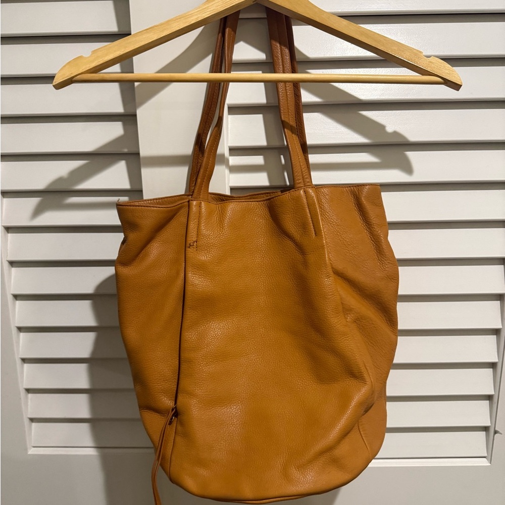 Hi I brand Elegant Tan Leather Toe bucket Bag
